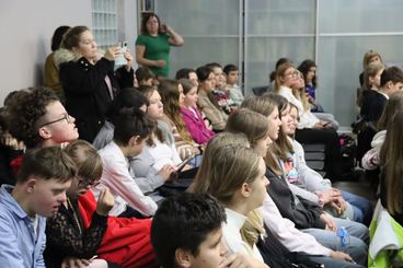 Inscenizacja z udziałem uczniów wieluńskich szkół w Bibliotece Miejskiej - dotyczyła Nagrody Nobla